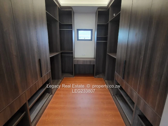 Exclusive High-End 5-Bedroom Residence in Pomona,Modern Luxury Living