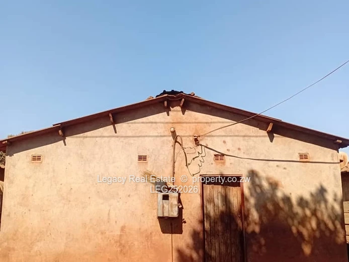 5-Bed Kuwadzana House - Main Road, Garden & Verandah