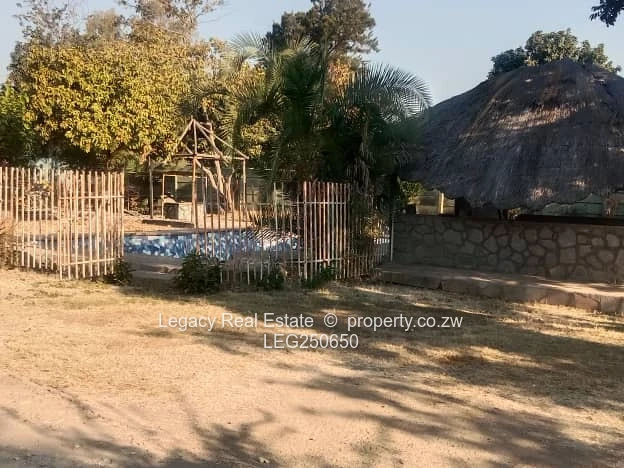 Emerald Hill: 4-Bed Family Home, Disused Pool & Borehole on 2000m²