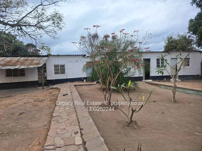 4-Bed Home with Borehole on 4000m² in Waterfalls