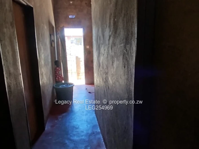 Manyame Park 4-Bed Walled Home with Arched Verandah