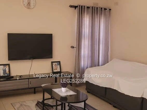 Secure Zimre Park 2-Bed: Fitted Kitchen & Bright Lounge