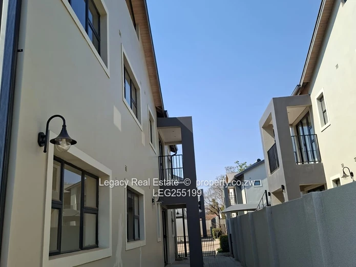 Stylish 3-Bed Garden Flat Greendale with Shade Carport & En-Suite