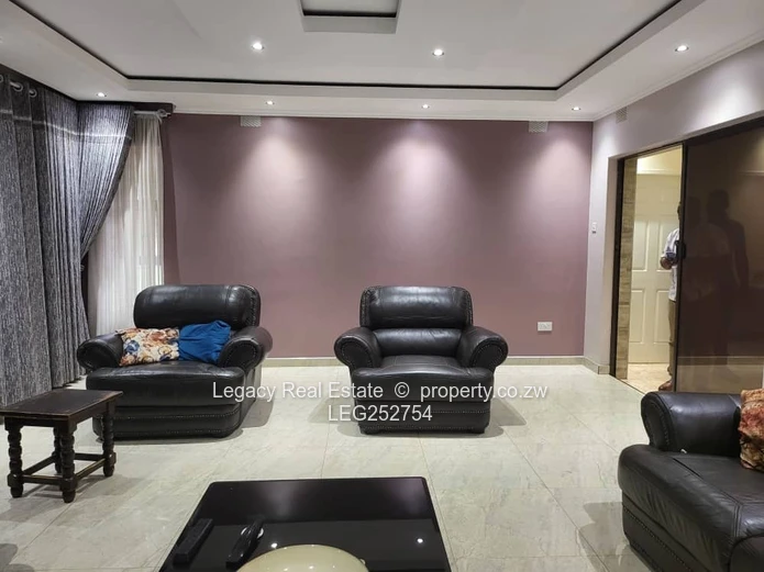 Strathaven 4-Bed Home 340m² - Pool, Borehole & Solar