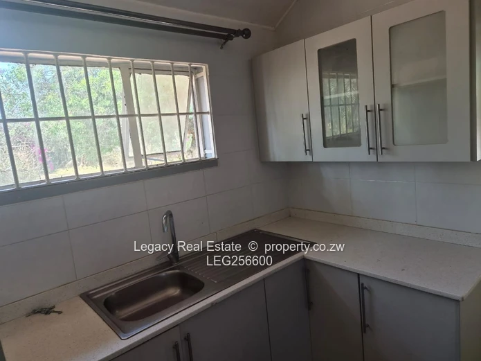 Spacious 3BR Bungalow on 2000m² with Borehole — Mabelreign