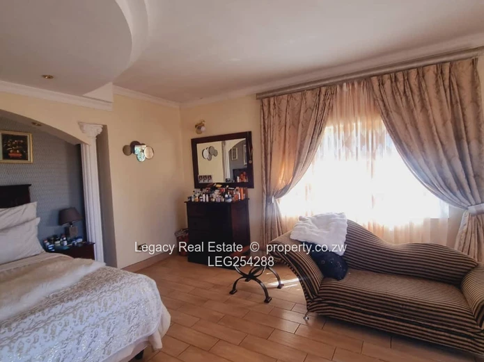 Borrowdale: Grand 9-Bed Residence on 4000m² with Borehole