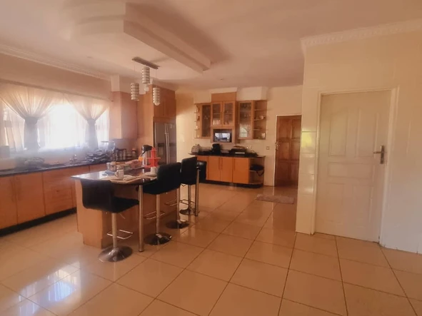 6 Bedroom House