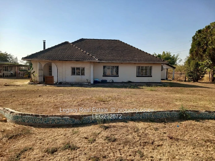 Marlborough 1-Acre: 3-Bed Home with Cottage & Garden (Sole Mandate)