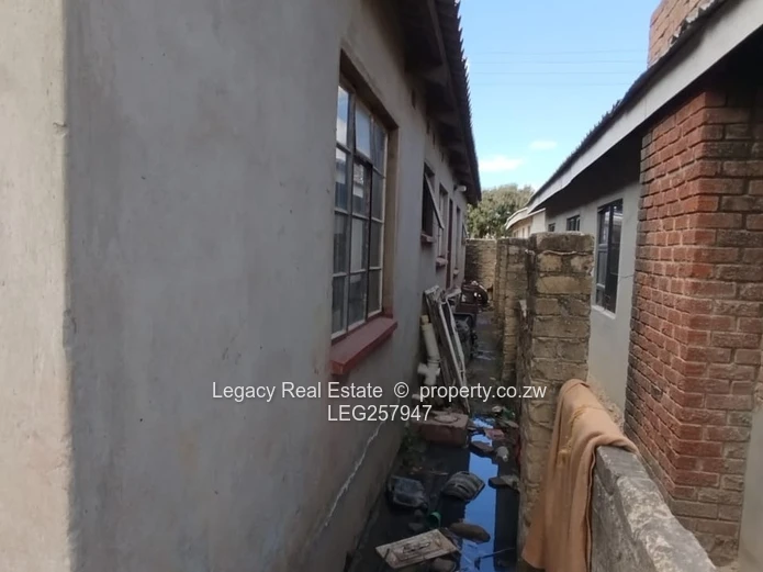 4-Bed Walled Home with Verandah & Garden — Manyame Park