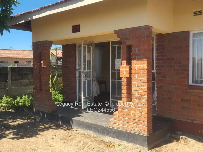 Walled 5-Bed Home in Chitungwiza - Tiled Verandah & En-Suite