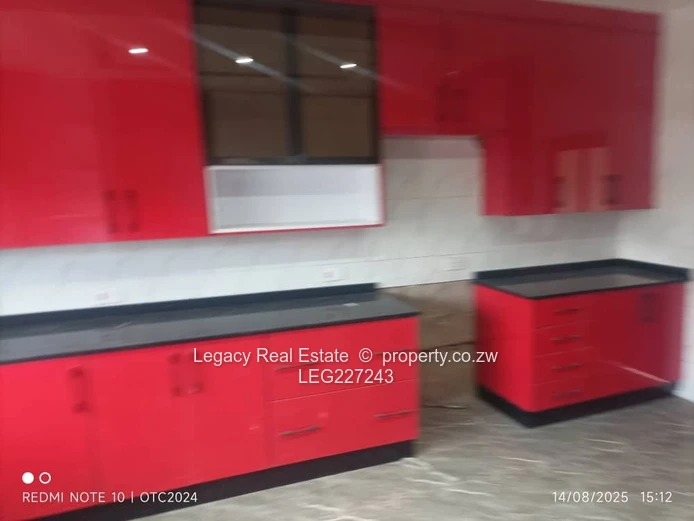 Glen Lorne 3-Bed Garden Flat with Balcony & Paved Yard