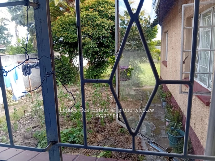 4-Bed Zimre Park House — Fitted Kitchen, Garden & Garage