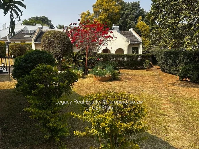 Greystone Park: 4-Bed on 4000m² with Double Garage