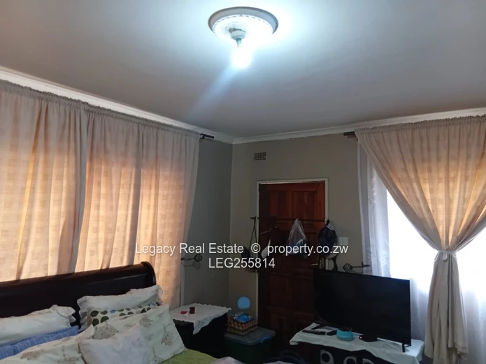 4-Bed Zimre Park House — Fitted Kitchen, Garden & Garage