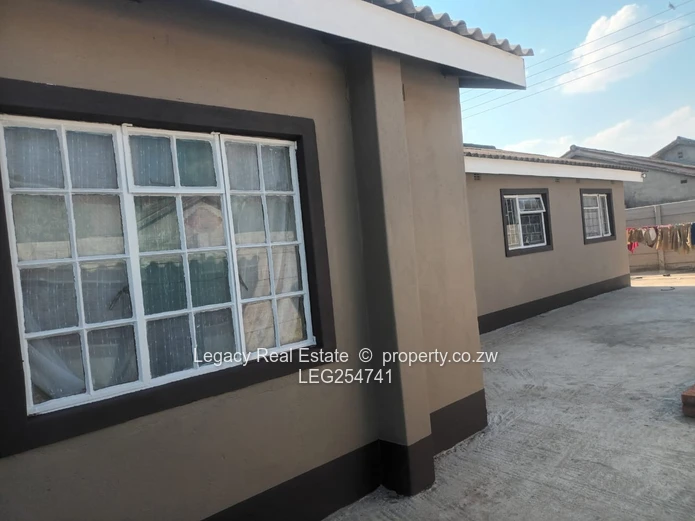 7-Bed Budiriro: Borehole, Gated Yard & Open Lounge (Sole Mandate)