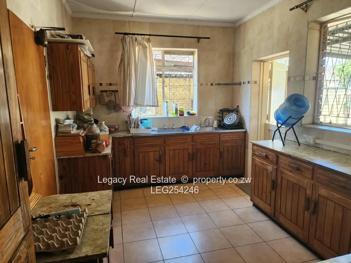3-Bed Strathaven Rental: Veranda, Fireplace & Garden
