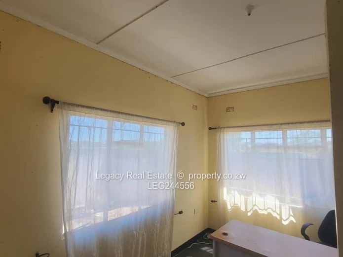 Walled 5-Bed Home in Chitungwiza - Tiled Verandah & En-Suite