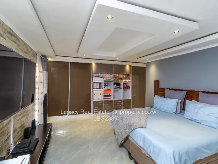 Ultra-Modern Executive Home – Strathaven Residence with Pool