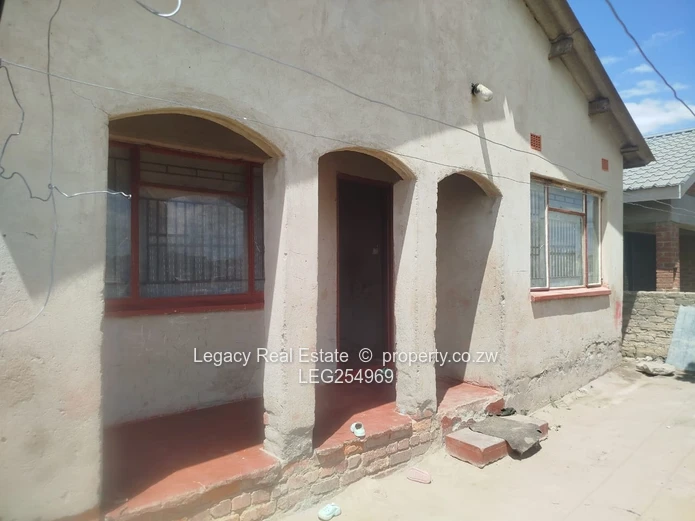 Manyame Park 4-Bed Walled Home with Arched Verandah