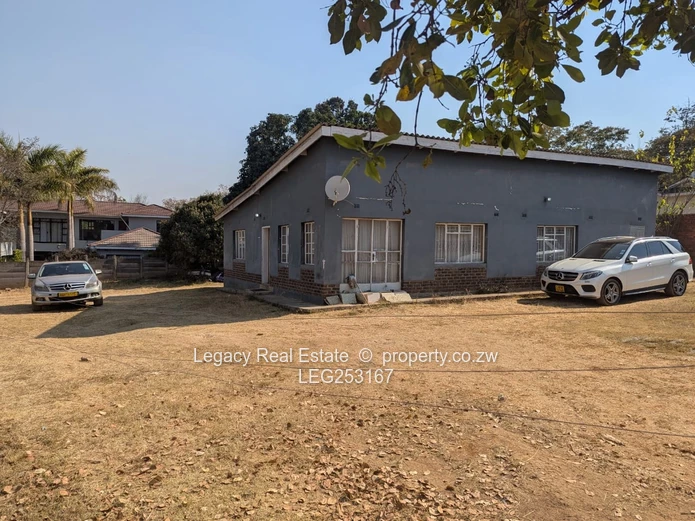 4472 m² Greystone Park — Sloping Stand with Cottage, Trees and Gate