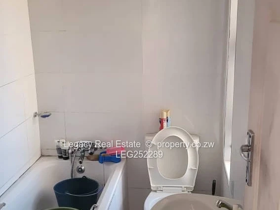 Secure Zimre Park 2-Bed: Fitted Kitchen & Bright Lounge