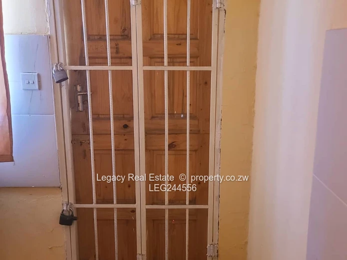 Walled 5-Bed Home in Chitungwiza - Tiled Verandah & En-Suite