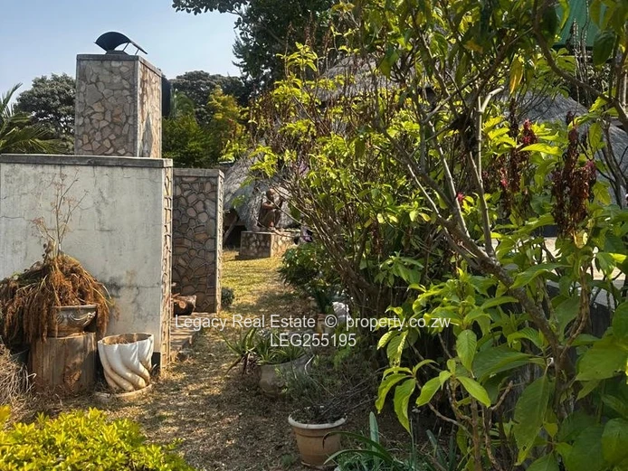 Greystone Park: 4-Bed on 4000m² with Double Garage
