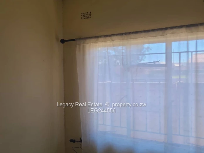 Walled 5-Bed Home in Chitungwiza - Tiled Verandah & En-Suite