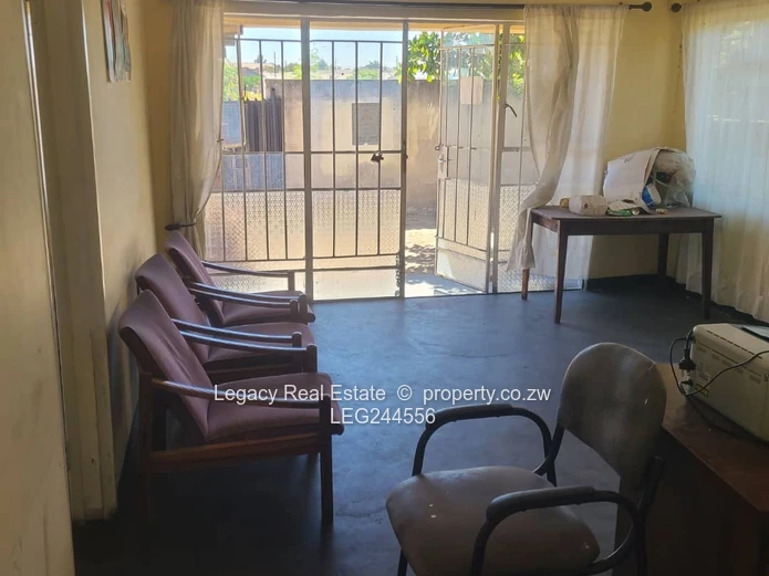 Walled 5-Bed Home in Chitungwiza - Tiled Verandah & En-Suite