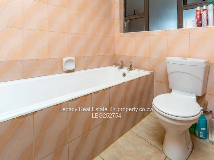 Strathaven 4-Bed Home 340m² - Pool, Borehole & Solar