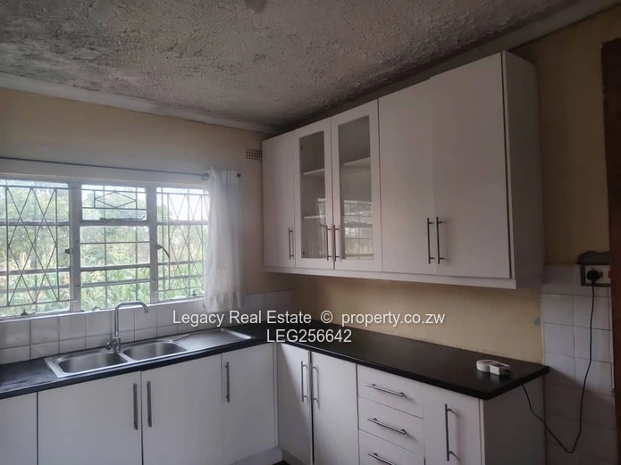 Walled 3-Bed Cottage Hatfield - Fitted Kitchen & Large Garden