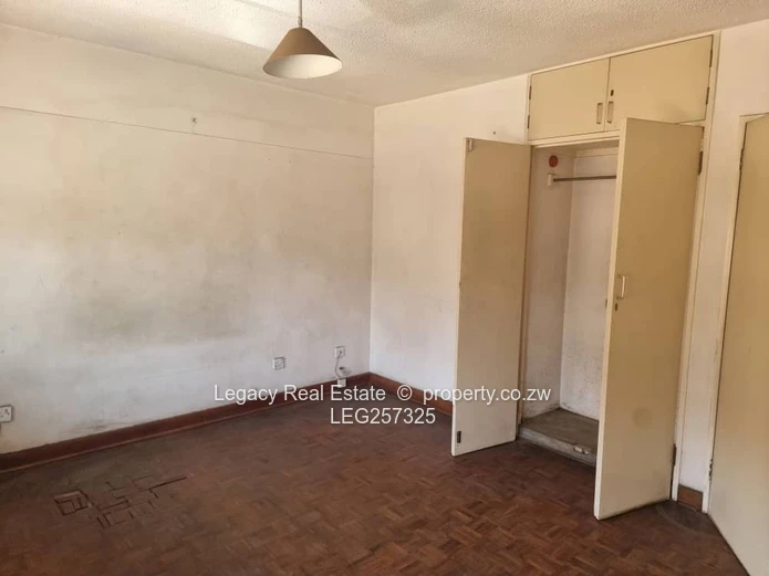 Avenues CBD 2-Bed Flat — Balcony, Parking & Fitted Kitchen