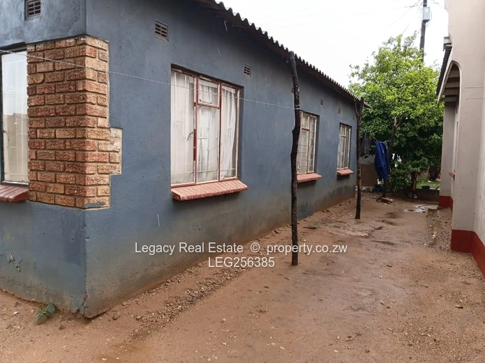 5-Bed Townhouse Complex in Mbizo with Verandah & Garden