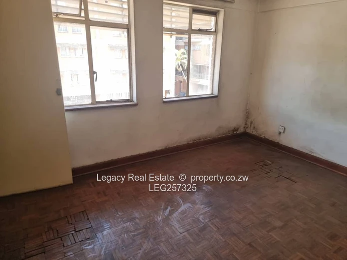 Avenues CBD 2-Bed Flat — Balcony, Parking & Fitted Kitchen