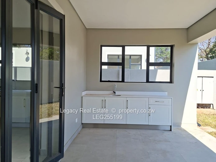 Stylish 3-Bed Garden Flat Greendale with Shade Carport & En-Suite