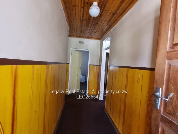 Palm-lined 5-Bed Home on 3000m² in Marimba — Borehole