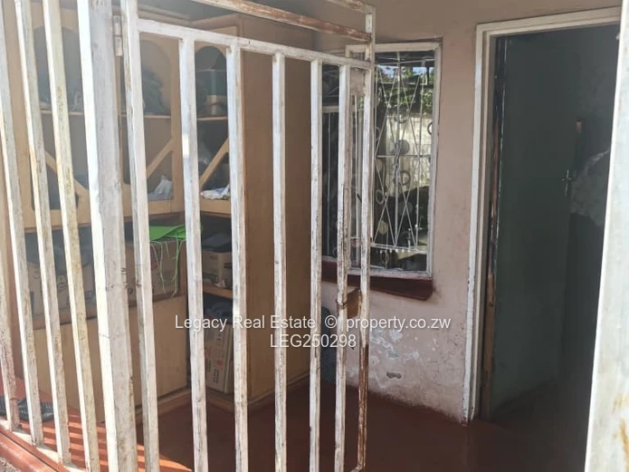 Spacious 5-Bed Highfield Home with Walled Yard & Fireplace (Sole Mandate)