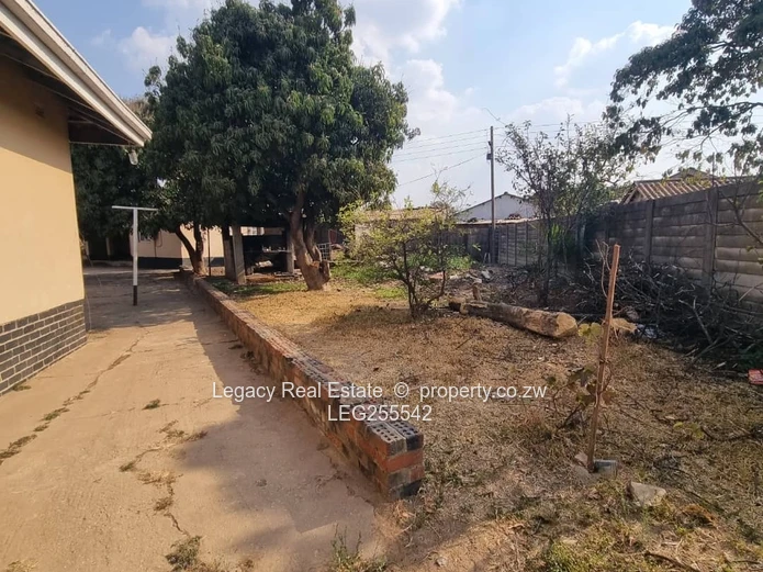 Palm-lined 5-Bed Home on 3000m² in Marimba — Borehole