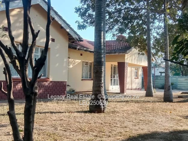 Emerald Hill: 4-Bed Family Home, Disused Pool & Borehole on 2000m²