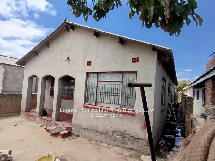 4-Bed Walled Home with Verandah & Garden — Manyame Park