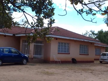 Greendale Athlone Gem, Spacious 4-Bedroom Home on 1 Acre with Title Deed