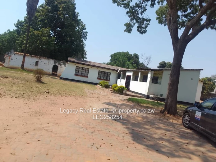 Spacious 4051m² Hatfield Stand — House on Tarred Road