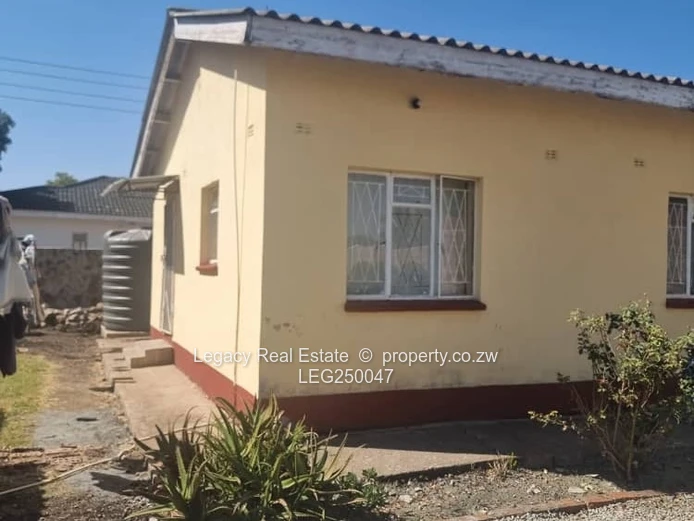 Sunny 2-Bed Cottage in Marlborough, Harare West — Borehole