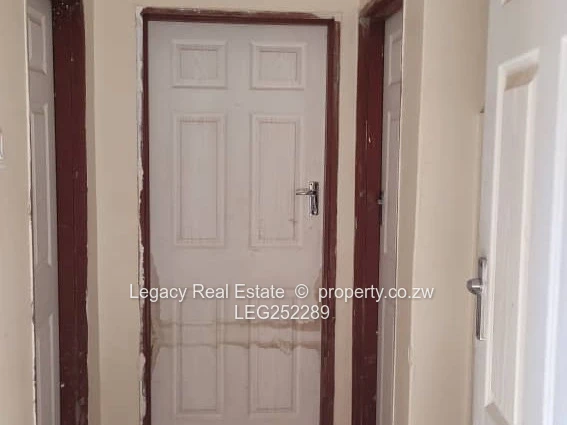 Secure Zimre Park 2-Bed: Fitted Kitchen & Bright Lounge
