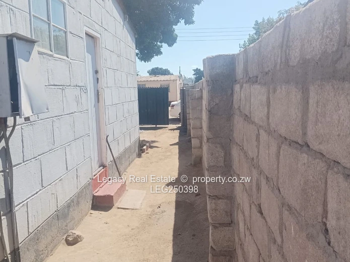 Mabvuku 2-Bed Block Home with Garden & Good ZESA (Sole Mandate)