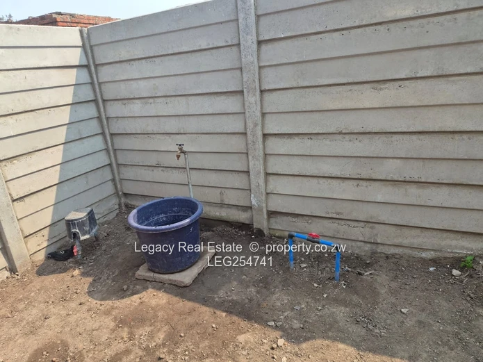 7-Bed Budiriro: Borehole, Gated Yard & Open Lounge (Sole Mandate)