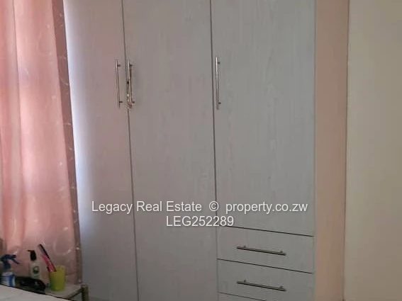 Secure Zimre Park 2-Bed: Fitted Kitchen & Bright Lounge