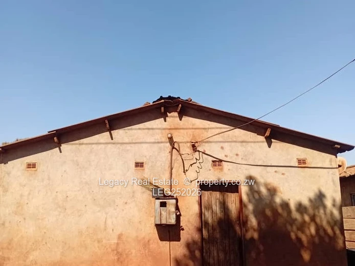 5-Bed Kuwadzana House - Main Road, Garden & Verandah