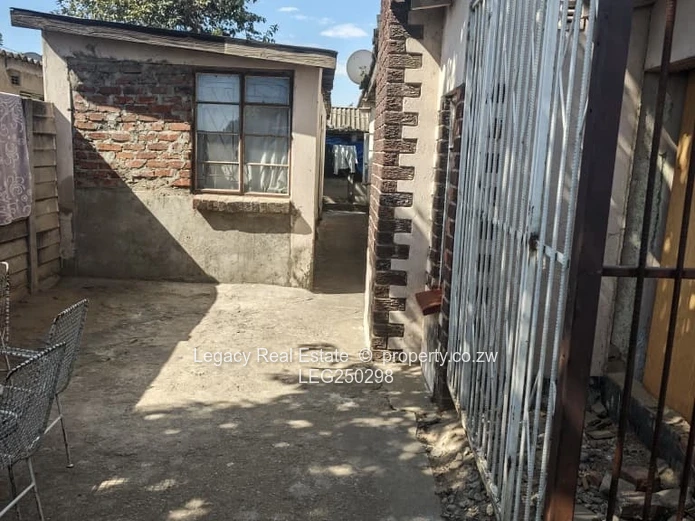 Spacious 5-Bed Highfield Home with Walled Yard & Fireplace (Sole Mandate)