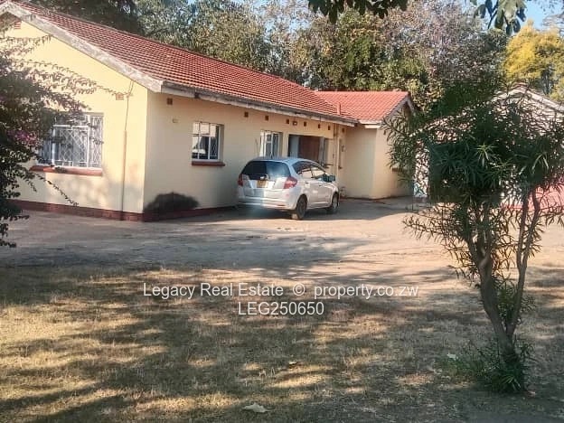 Emerald Hill: 4-Bed Family Home, Disused Pool & Borehole on 2000m²